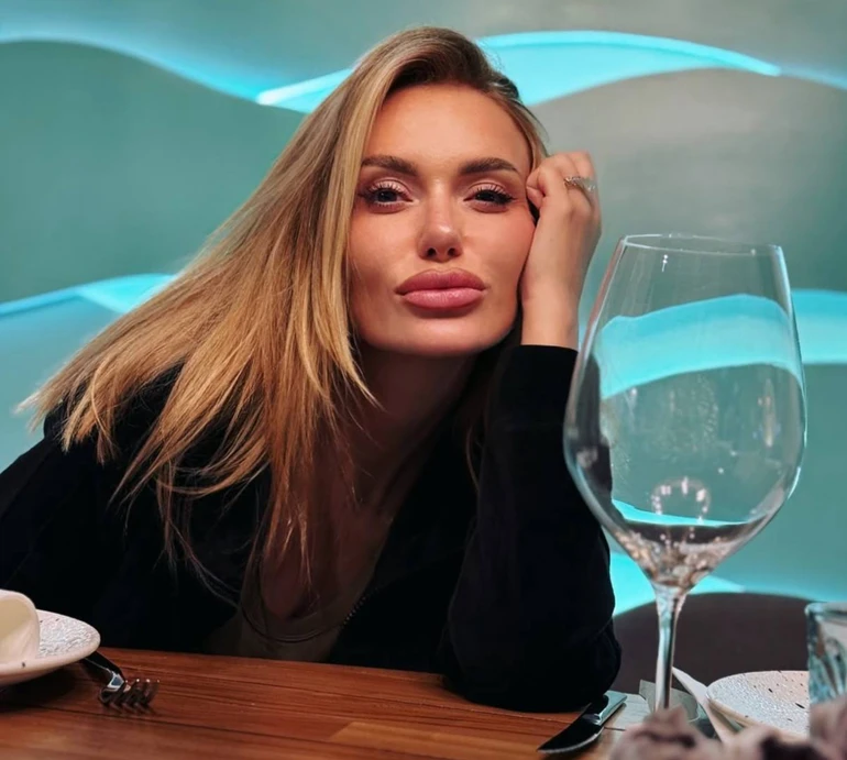 Кидання яйцями та селфі з Януковичем: Камінська здивувала розвагами на Канарах