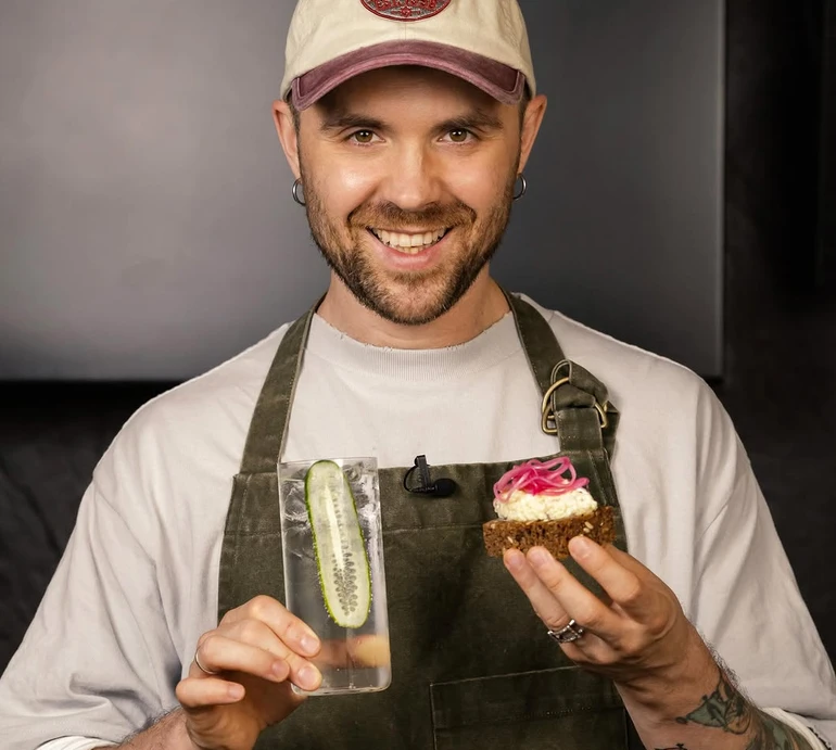 Запивати Джин-тоніком: Кацурін показав, як удома приготувати канапки з форшмаком