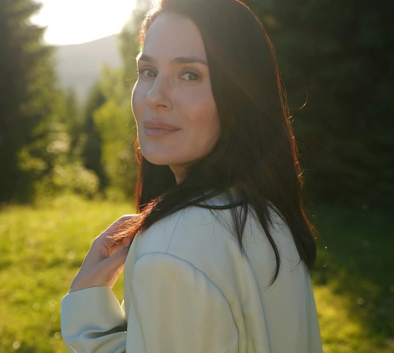 Єфросиніна в ніжному молочному луці серед смерек заявила, що закохалася