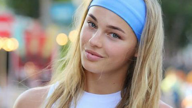 Білодід у кетс'юті з голою спиною та декольте ефектно продефілювала Каннами