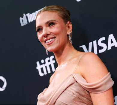 Троянди та ягнятко: Йоханссон в романтичній сукні з відкритою спиною продемонструвала свої тату на парадному хіднику. Фото