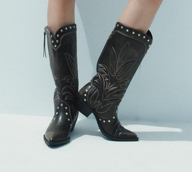 Топсайдери і ковбойські чоботи: трендове осіннє взуття 2025. Фото