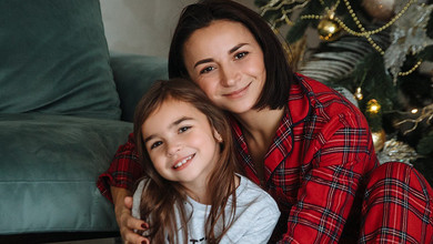 Гвоздьова в обіймах чоловіка та з дітьми в картатих штанях привітала зі святом затишними фото