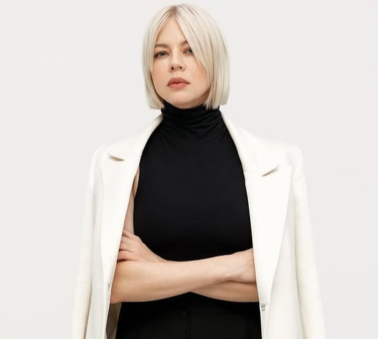 Onuka у ч/б луці з високим розрізом наробила стильних фото з нагоди ювілею