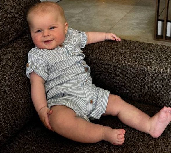 Самі одягалися: Остапчук із 5-місячним сином замилував однаковими луками на прогулянці