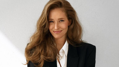 Осадча сховала очі під капелюхом боа та розказала, про що її питають останні 20 років