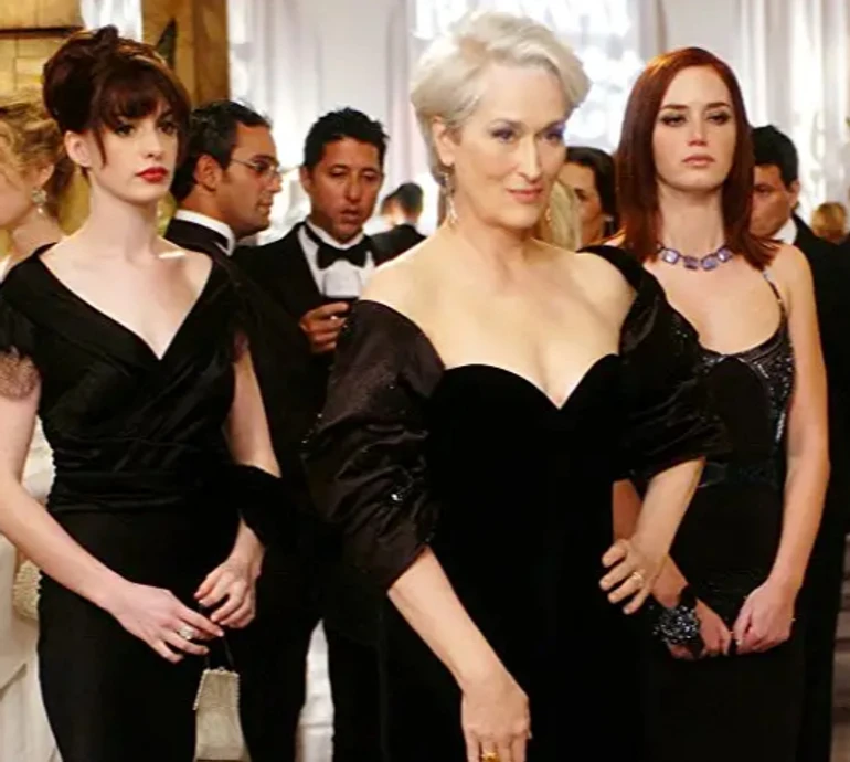 Диявол носить Prada повертається: як змінився стиль героїнь культового фільму від першої частини і донині. Фото