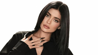 Металеві пазурі та срібні акценти: Кайлі Дженнер у речах свого бренду показала, як зухвало носити класику