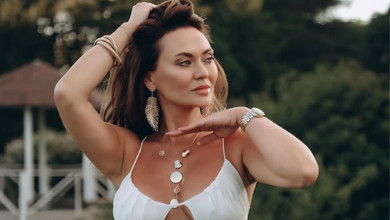 Саліванчук у сукні з ефектним декольте посвітила формами на сонячних фото в альтанці