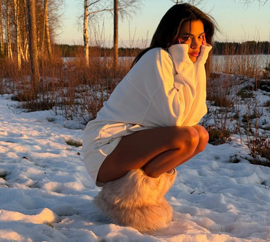 Кунакі в Лапландії показалася без мейку і посвітила голими ніжками серед снігів