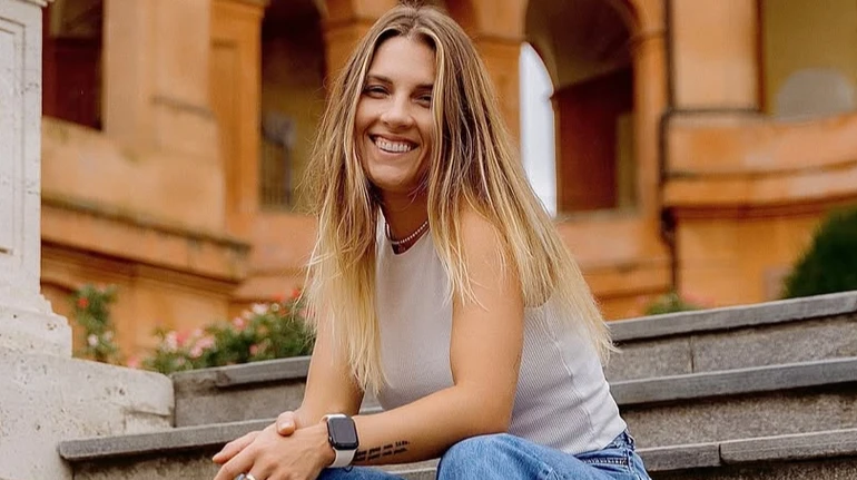 Харлан у затишному луці засвітила вагітний животик на італійській прогулянці з коханим. Фото