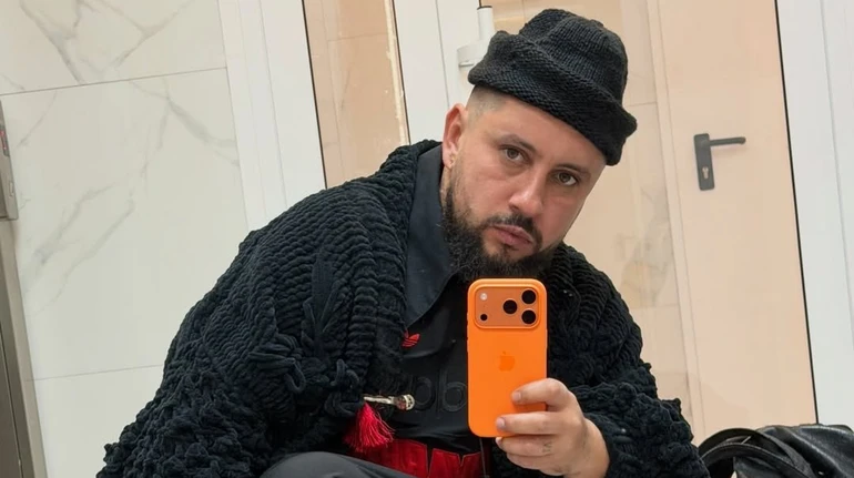 Монатік в Instagram влаштував парад луків та показався з синочком на руках