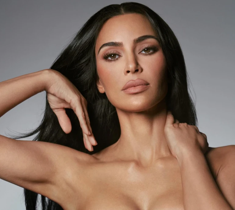 Не буду брехати: Кардашян пожалілася на загострення псоріазу і показала уражену ним ногу