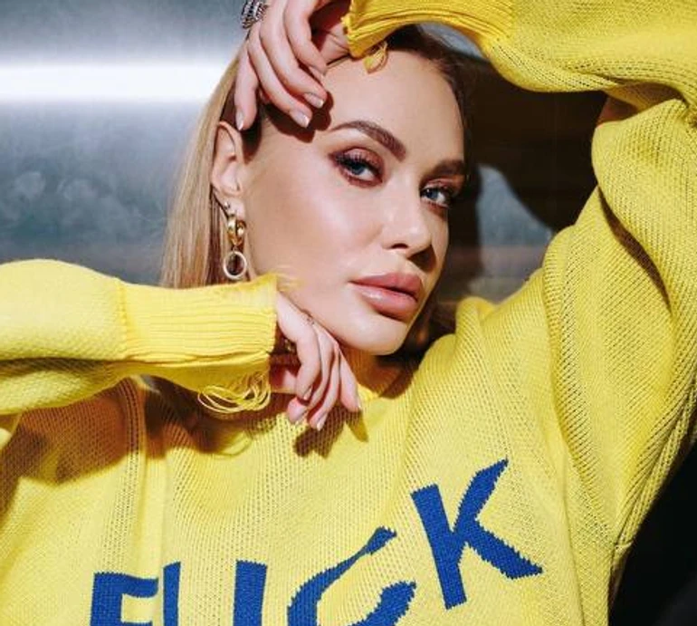 Камінська в хижому бікіні посвітила формами в черзі за бургерами