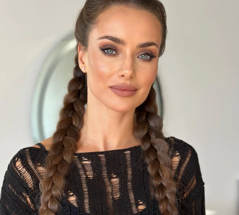 Отримали в дар бути вільними: Мішина у довжелезному кльоші зухвало задерла футболку біля ретро-авто