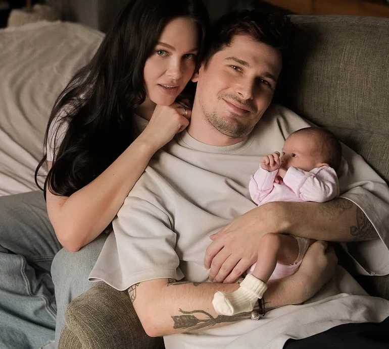 POSITIFF з дружиною і 4-місячною дочкою помилувався сакурами на сонячній прогулянці. Фото