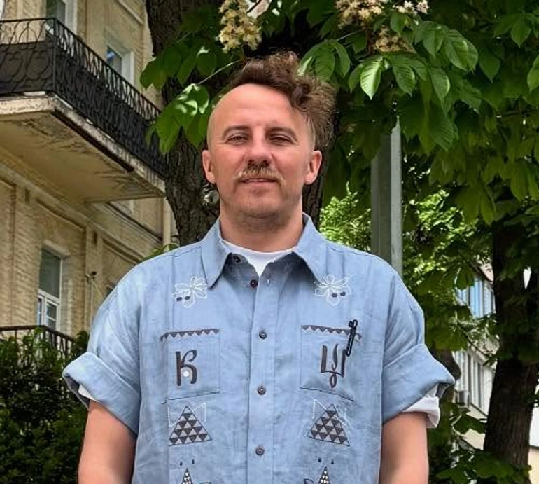 Нарешті українське стало модним: Клопотенко показався у вишиванці та спідниці плісе