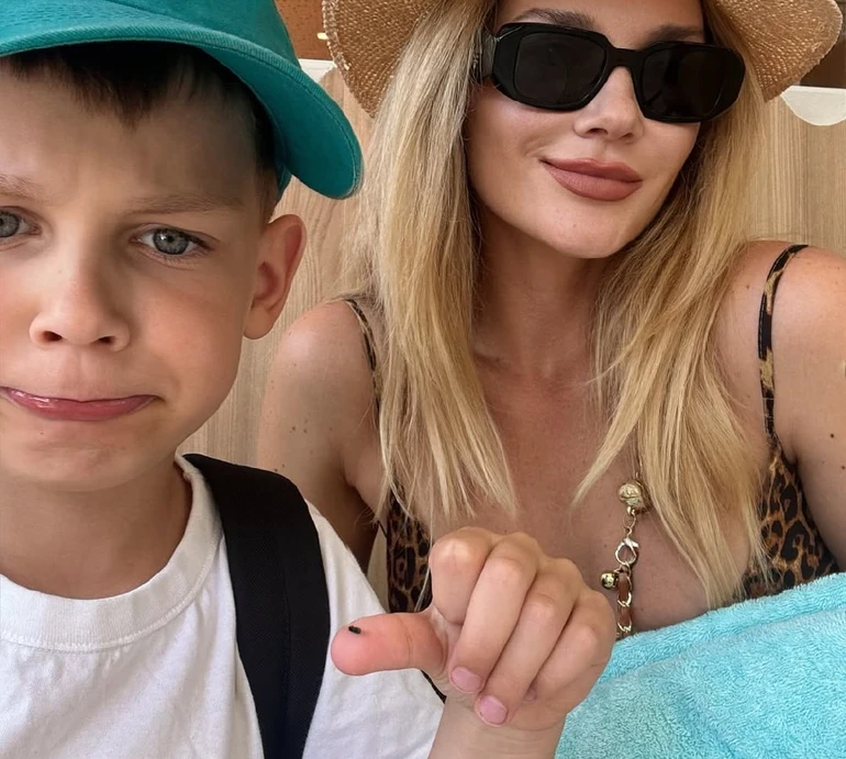 Романова з 7-річним сином показала незапланований відпочинок на яхті у Франції