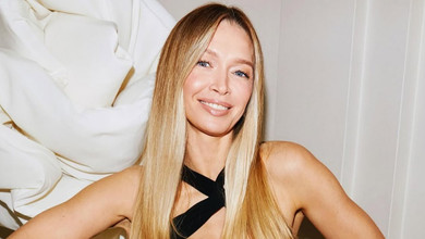 Брежнєва у сексі сукні з оголеною спиною ефектно повигиналася на сходах у Парижі. Фото