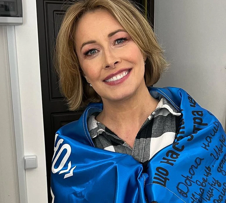 Повернення в 90-ті: Кравець здивувала неочікуваною зачіскою. Фото