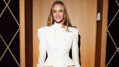 Паризький шик: наречена Стейтема у кремовому екстраміні посвітила модельною фігурою на презентації власної колекції. Фото