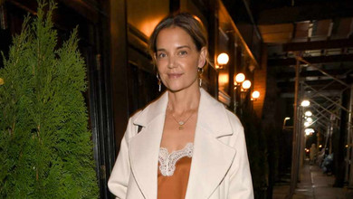 Кеті Холмс на модному івенті вигуляла кокетливу двійку в білизняному стилі. Фото