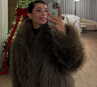 Неплях у хижому бікіні повигиналася у лазні для пікантних фото