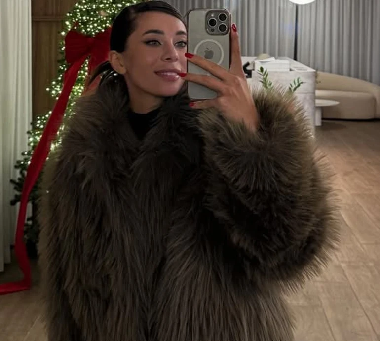 Неплях у хижому бікіні повигиналася у лазні для пікантних фото