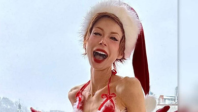 Лебідь у купальнику та шапчині Санта-Клауса вийшла на засніжений балкон для яскравих фото