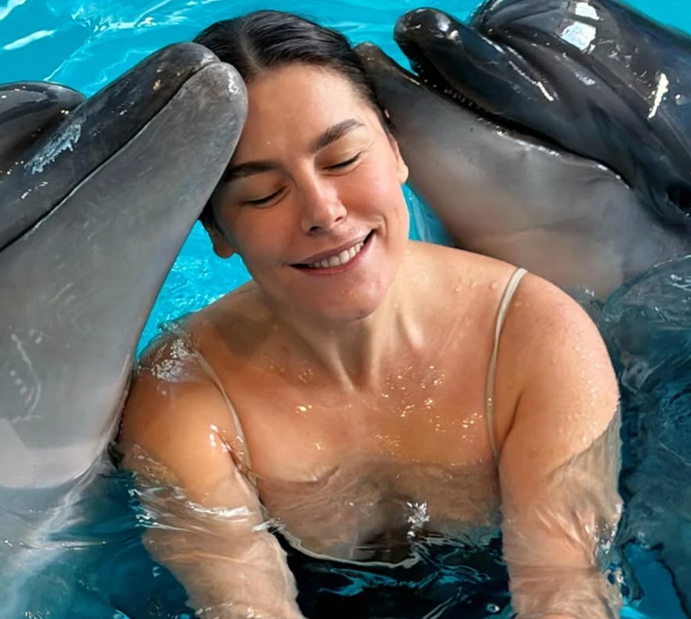 Здійснила мрію дитинства: Онуфрійчук в Одесі показалася в купальнику у дельфінарії