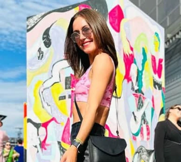 Ефектні сукні та шкіряна мініспідничка: як експрем'єрка Фінляндії на музфестивалі тусила. ФОТО