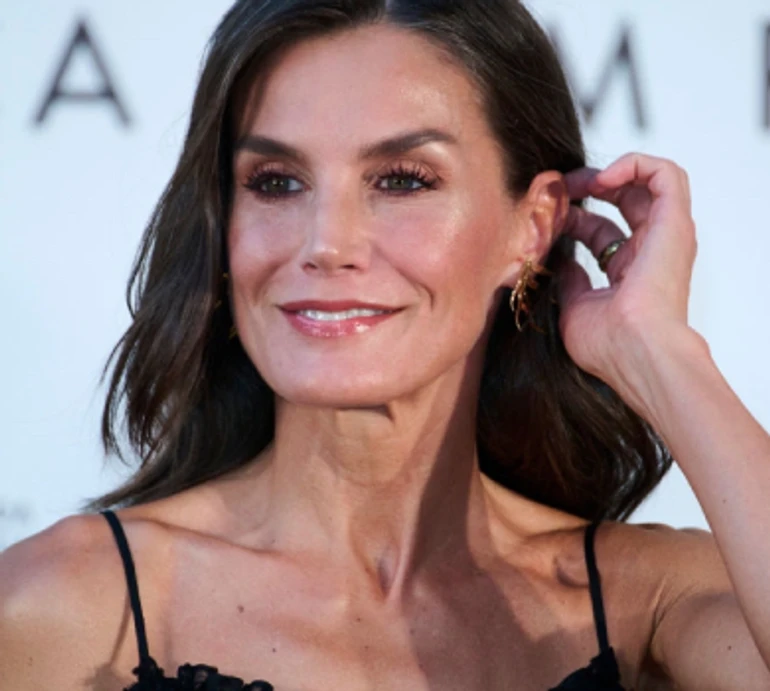 Кежуал по-королівськи: як Летісія у джинсах та кросівках доньку до школи проводжала