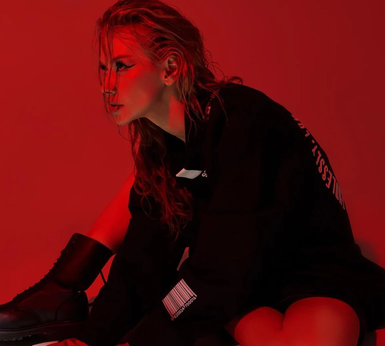 Міс Апанасенко в світшоті з благодійного дропу Корогодського і Патоки вигнулася для фото