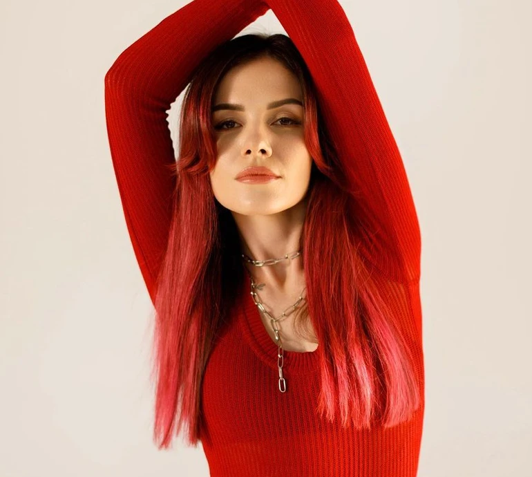 MamaRika в топі і шортах продемонструвала секрет свого плаского живота. ВІДЕО