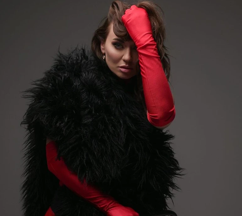 Саліванчук у провокаційному  образі прикрила голі груди для сексі фото