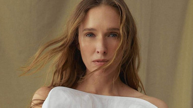 Весна: Осадча у вигадливому топі й спідниці посвітила оголеним животом для чуттєвої фотозйомки