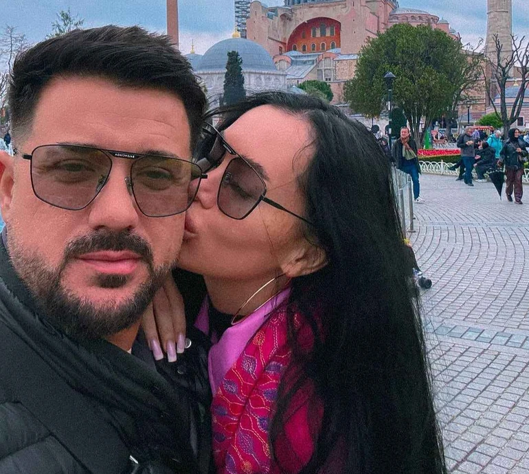 Нова пасія Мурата Налкакіоглу осідлала його для фото на вулиці Барселони