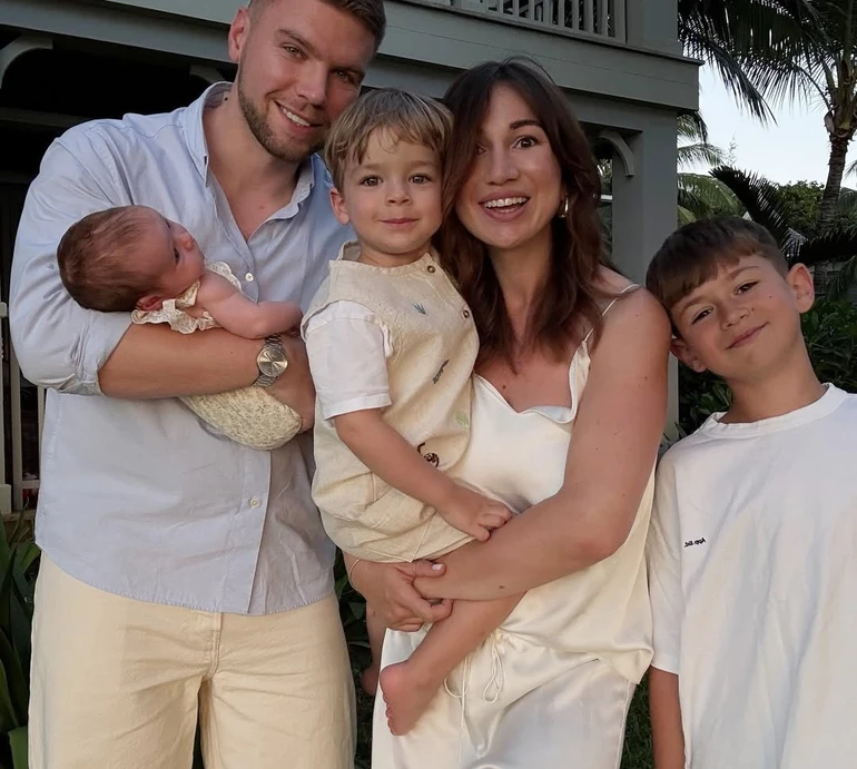 Класно, що зустрілися 6 років тому: Пренткович та її коханий показалися в обіймах діток на Маврикії. Фото