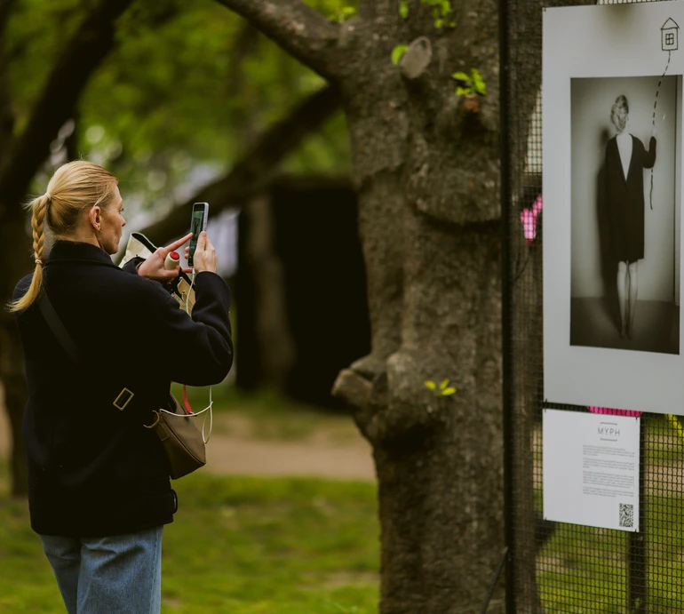 У В’ЯВА відкрилася виставка Ти є: про втрату дому, пам’ять і пошук себе