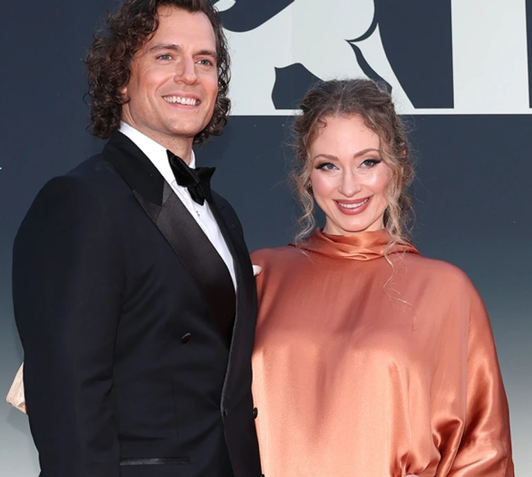 Супермен Генрі Кавілл з коханою попозував на хіднику через пів року після народження первістка. Фото