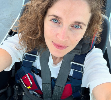 Жінка ульот: Гузема на презентації своєї колекції вразила піруетами за кермом літака в небі