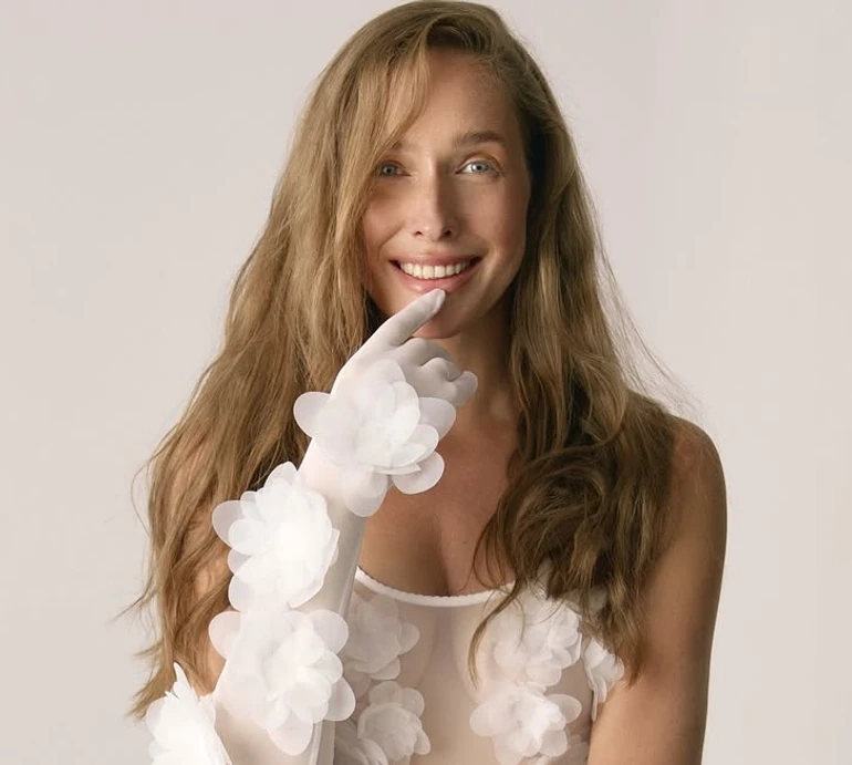 Спортивки, прозора майка і камінчики на голові: Осадча в неочікуваному образі закликала жити в моменті