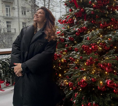 Дружина Монатіка в червоних спортивках заселфилася з синами на тлі ошатної ялинки