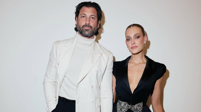 Голлівудська парочка: ошатний Чмерковський пригорнув дружину в декольтованій сукні на кінопремії. Фото