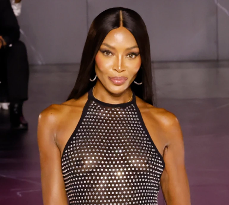 Кемпбелл у прозорій сукні в камінчиках посвітила грудьми з подіуму. ФОТО