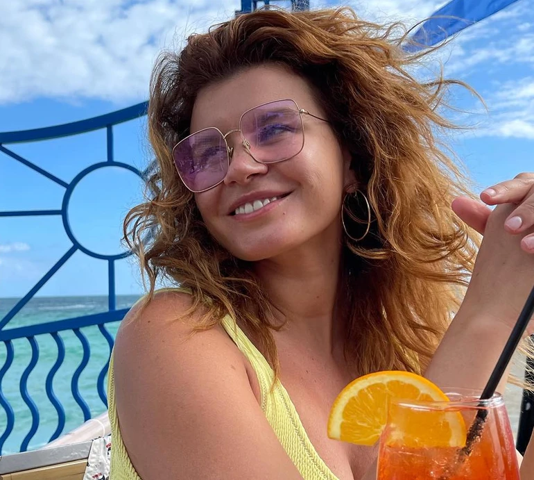 Дружина Монатіка заселфилася в джинсовому луці коло штучного дерева