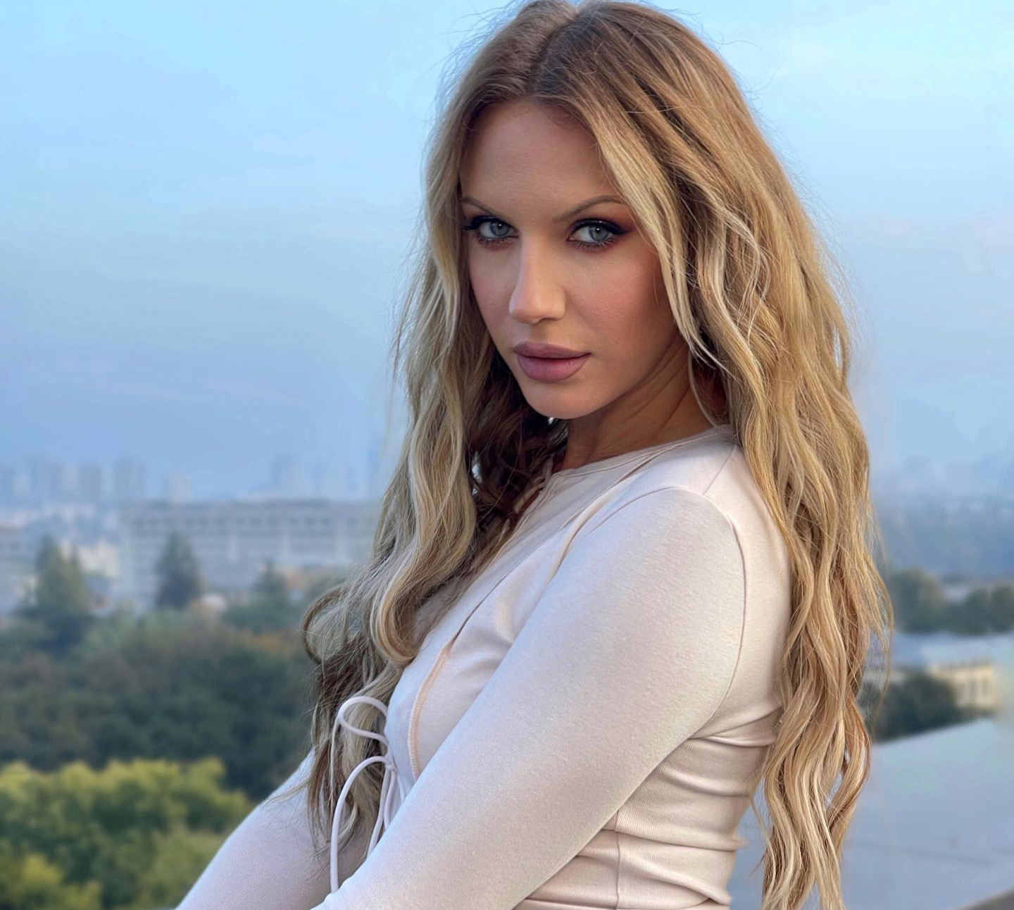 Жовто-блакитна Нікітюк із голими ногами та пресом вмостилася на печі