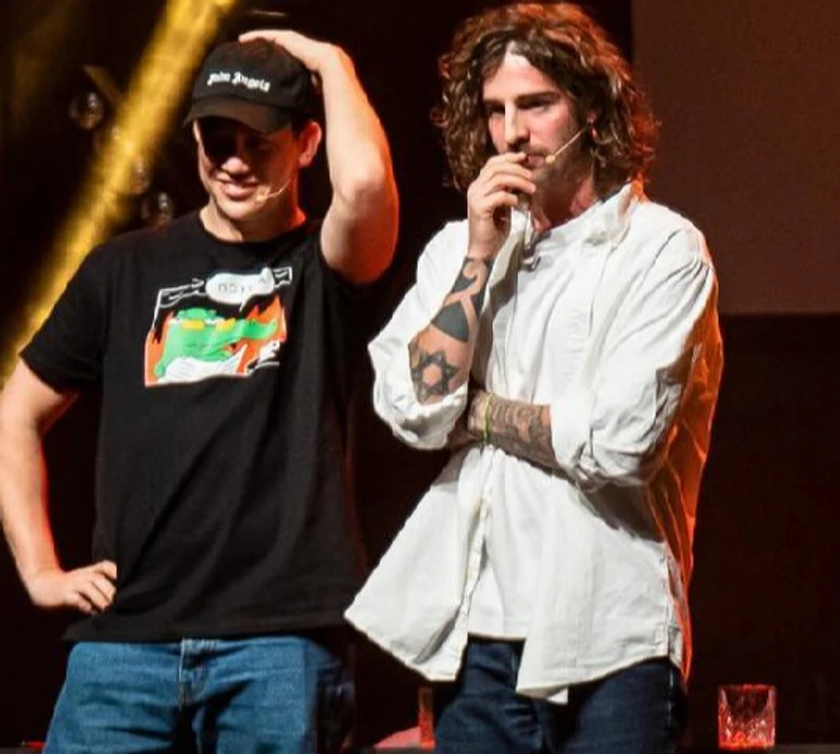 Дурнєв і Дантес роздягнулися на сцені в Сумах за донат для ЗСУ. Фото