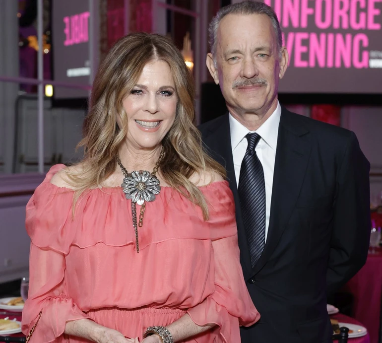 Том Хенкс у костюмі з краваткою та Рита Вілсон з оголеними плечима попозували на благодійному івенті. Фото