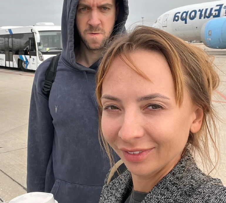 Особливий, добрий та розумний: Сопонару в потягу романтично привітала нареченого-британця